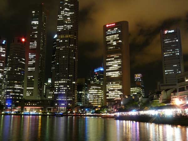 Boat quay singapore cbd" by chensiyuan - chensiyuan. Licensed under GFDL via Wikimedia Commons